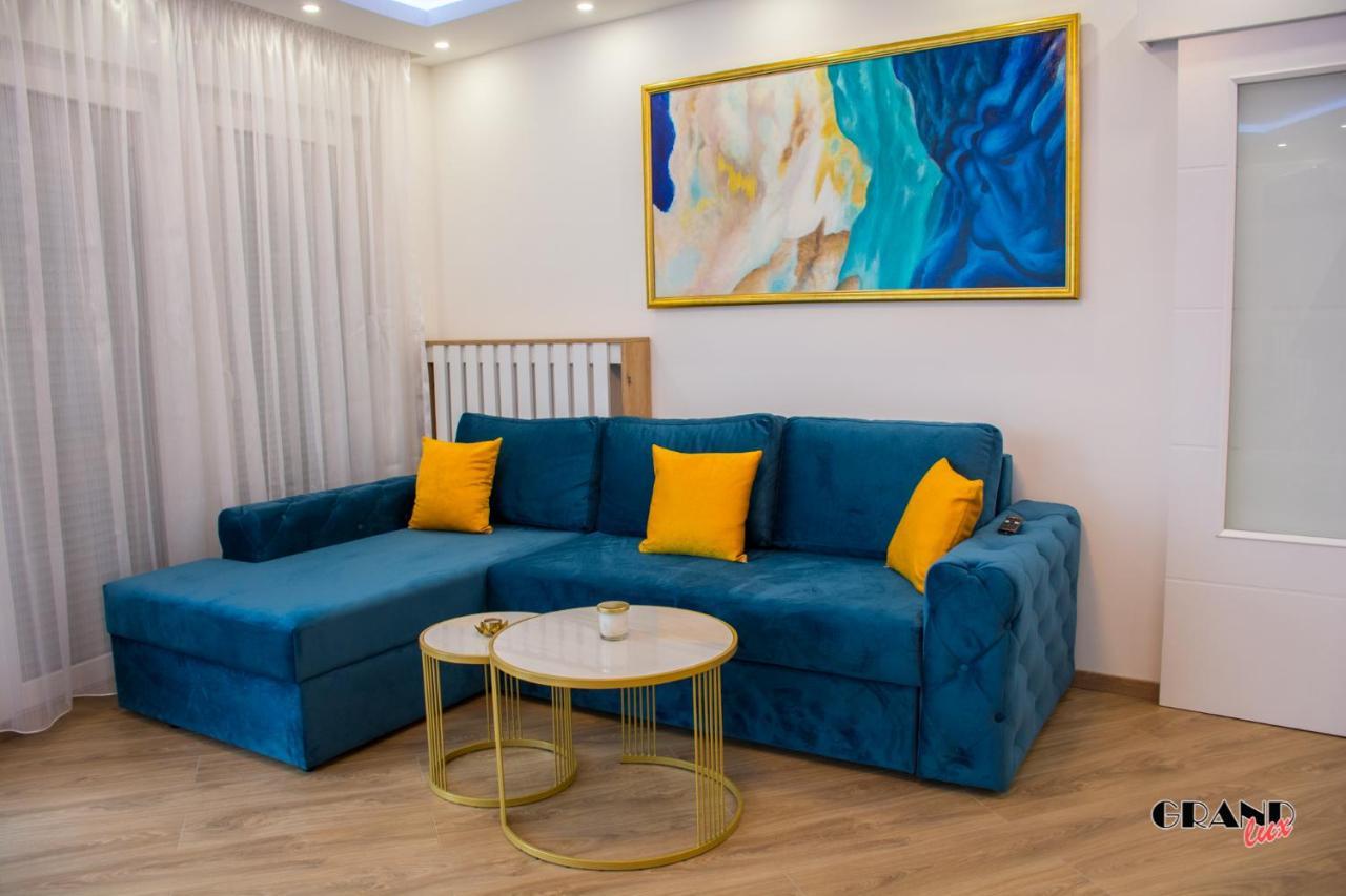 Grand Lux Apartment Добой Екстериор снимка