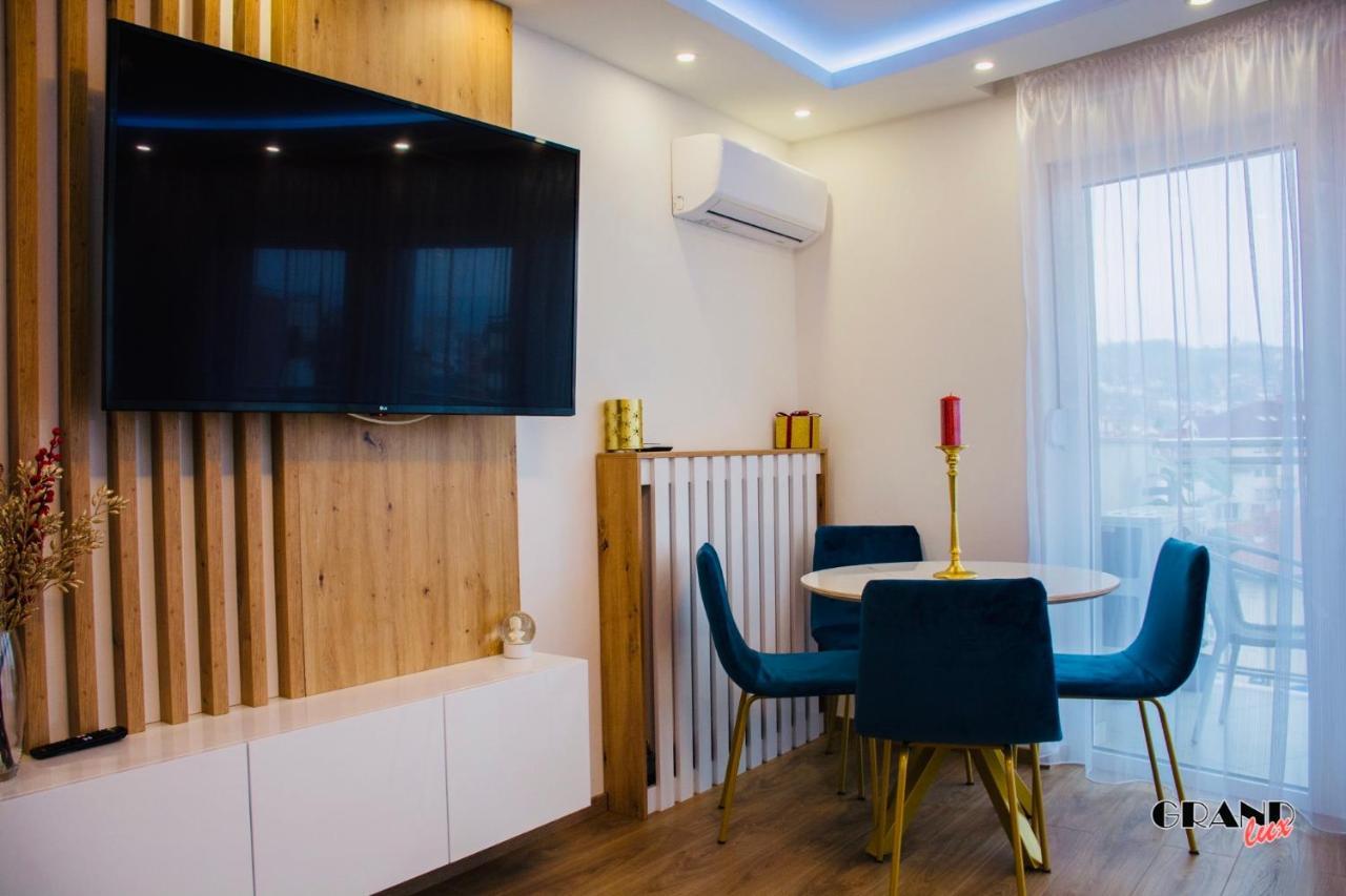Grand Lux Apartment Добой Екстериор снимка