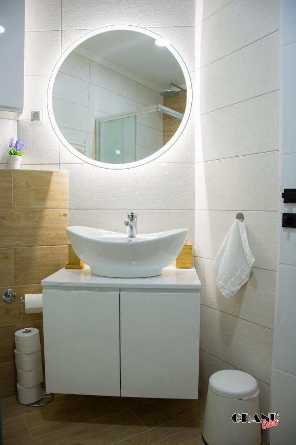 Grand Lux Apartment Добой Екстериор снимка