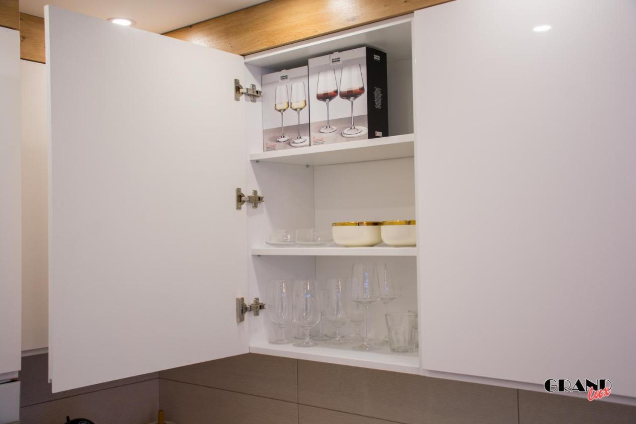 Grand Lux Apartment Добой Екстериор снимка
