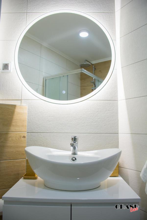Grand Lux Apartment Добой Екстериор снимка