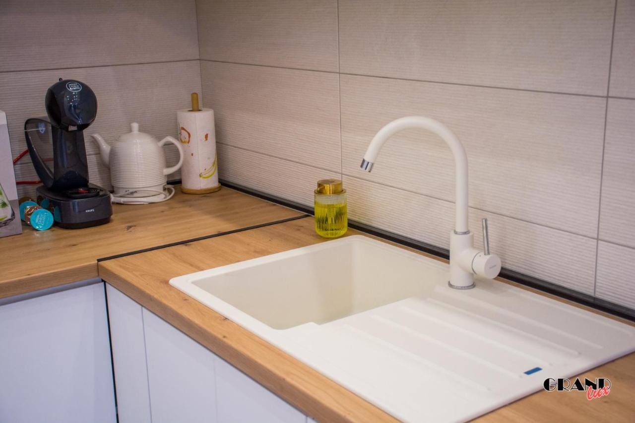 Grand Lux Apartment Добой Екстериор снимка