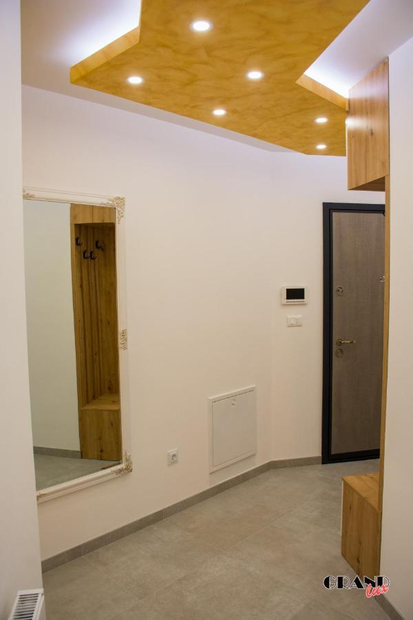Grand Lux Apartment Добой Екстериор снимка