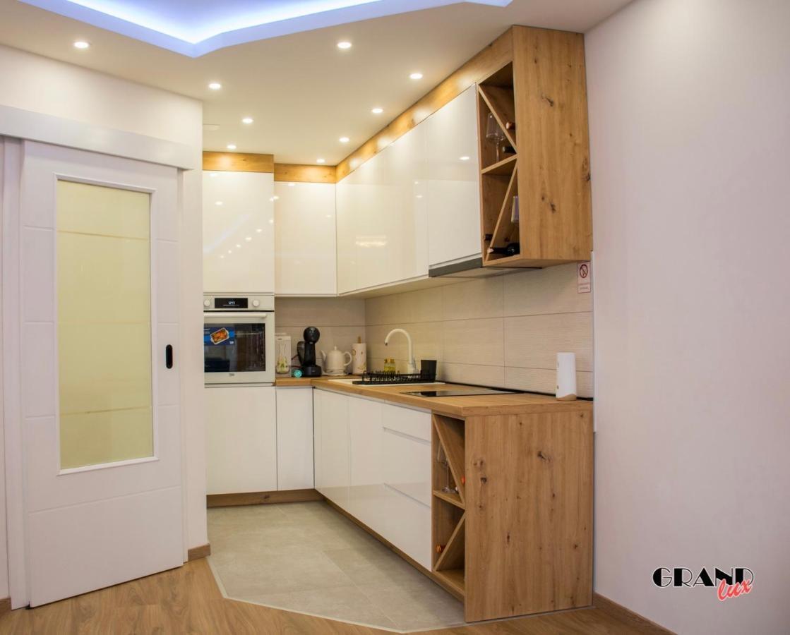 Grand Lux Apartment Добой Екстериор снимка