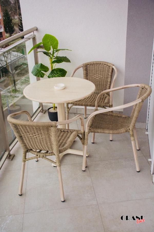 Grand Lux Apartment Добой Екстериор снимка