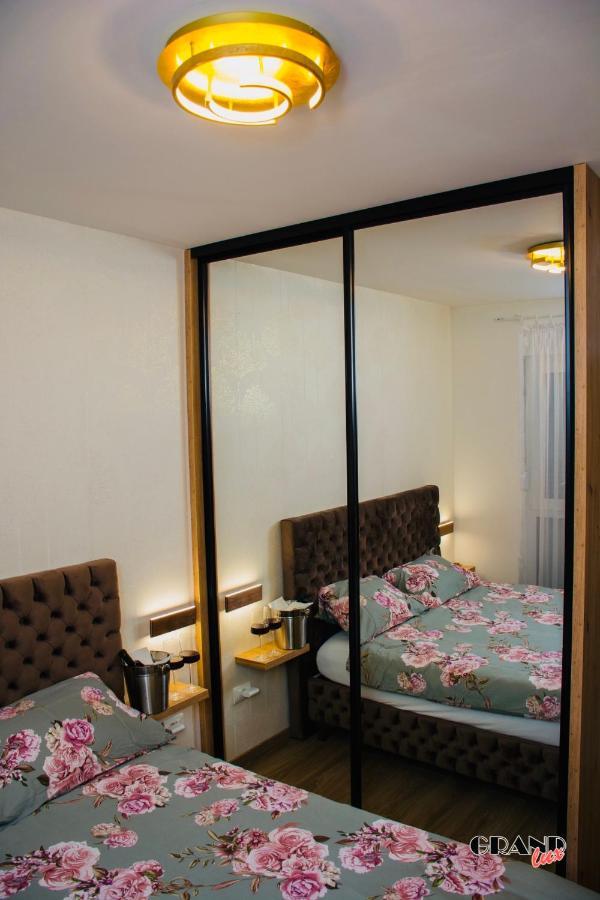 Grand Lux Apartment Добой Екстериор снимка