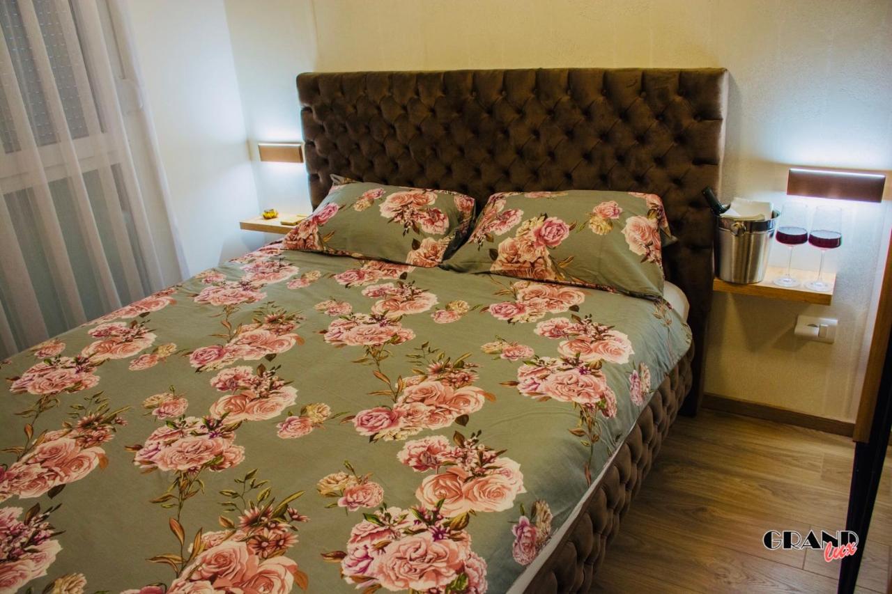 Grand Lux Apartment Добой Екстериор снимка