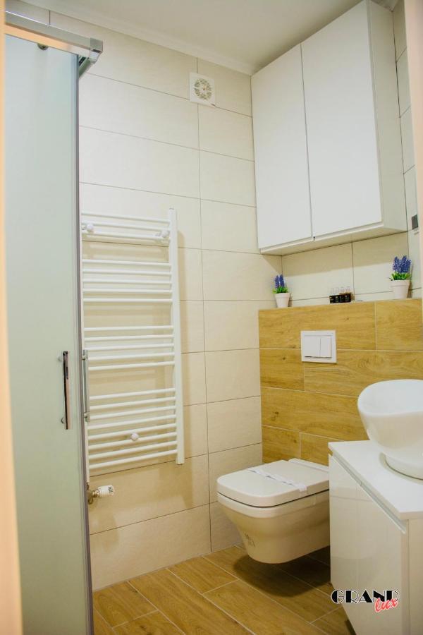 Grand Lux Apartment Добой Екстериор снимка