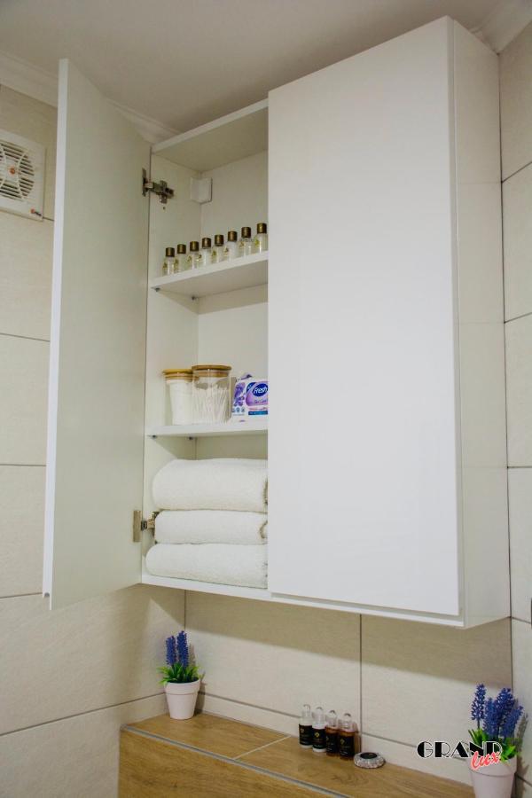 Grand Lux Apartment Добой Екстериор снимка