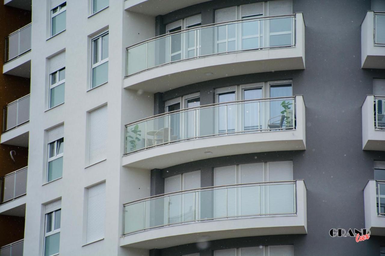 Grand Lux Apartment Добой Екстериор снимка
