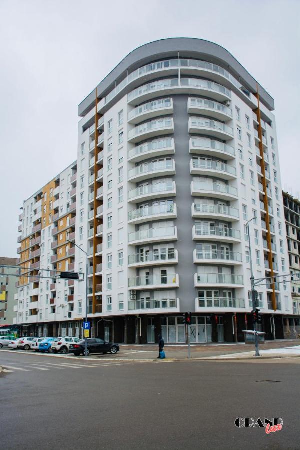 Grand Lux Apartment Добой Екстериор снимка